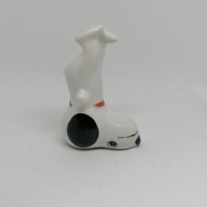 figurine snoopy faisant le poirier