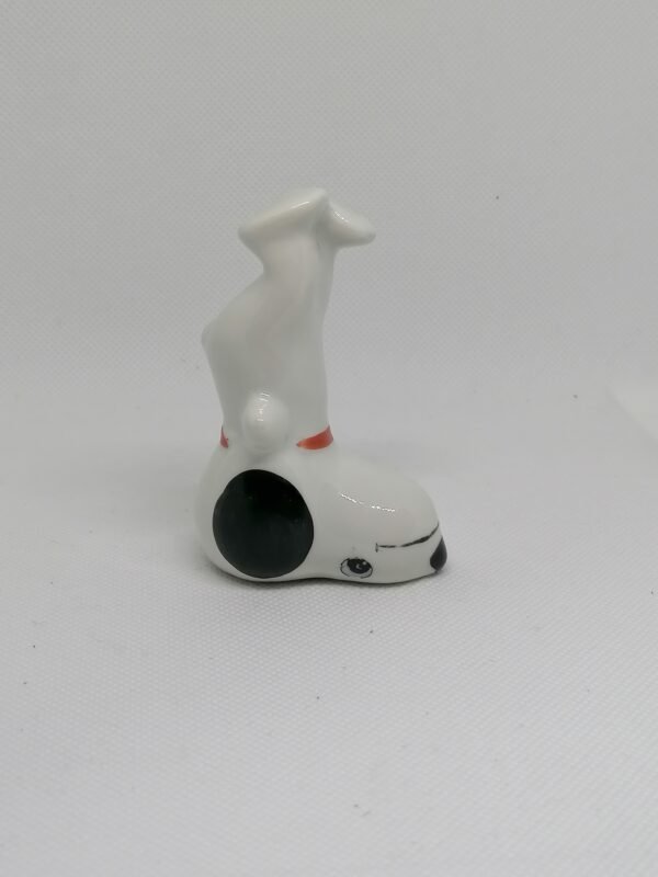 figurine snoopy faisant le poirier