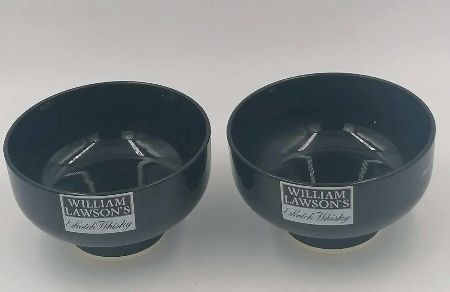 2 coupelles apéritives en plastique de la marque de whisky William Lawson's